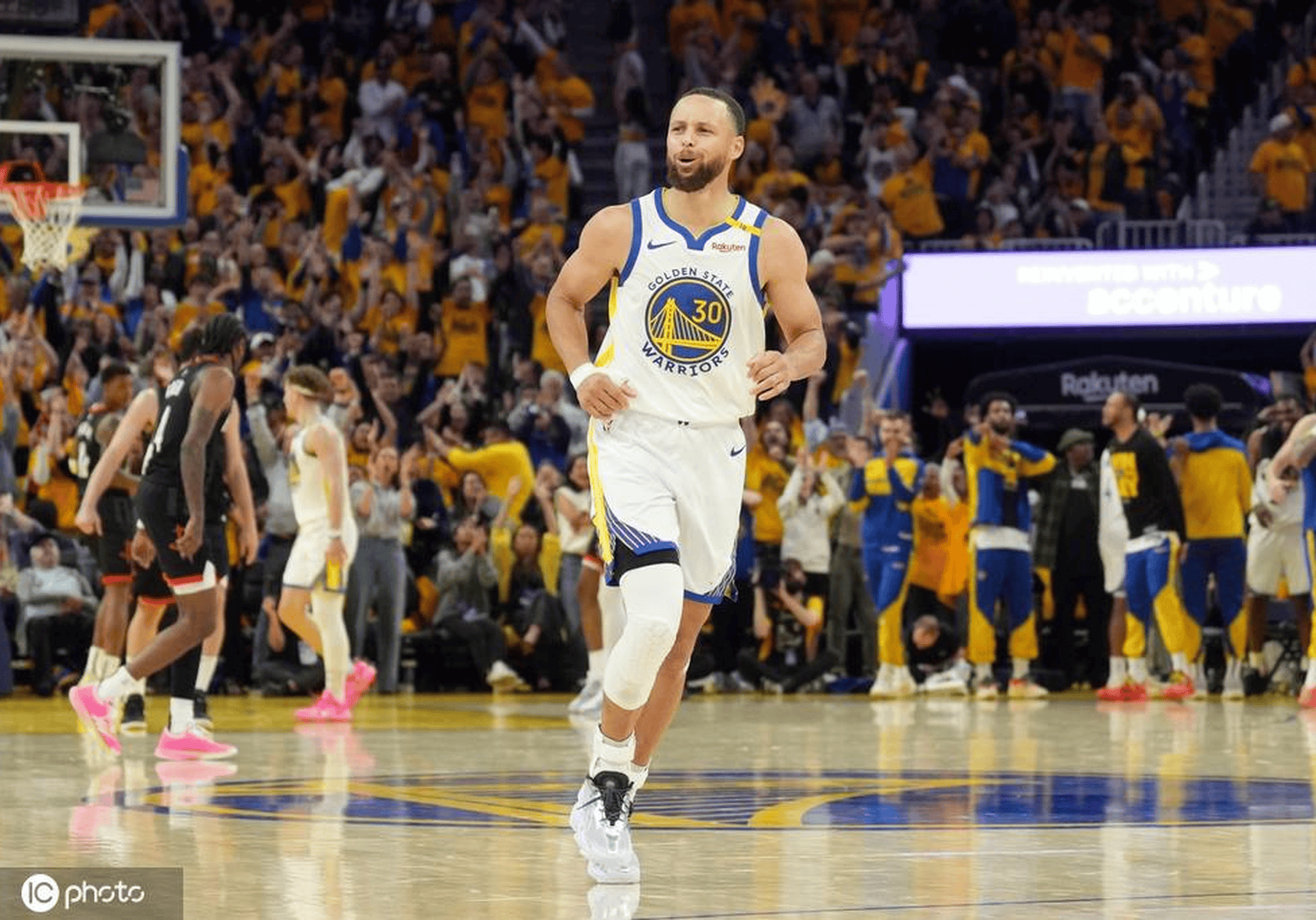 库里迎来十五赛季出色发挥，德国队观众热烈欢呼！上演精彩一战的简单介绍